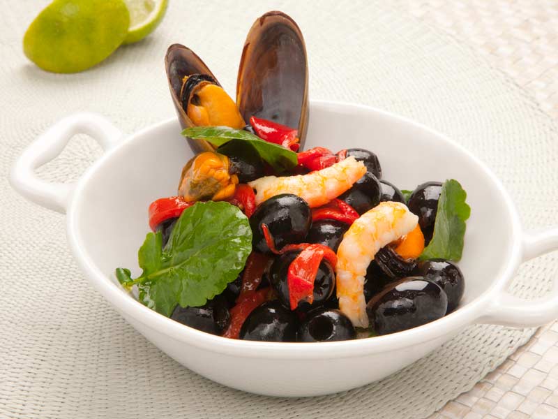Čierne olivy s plodmi mora