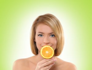 zena s pomarancom