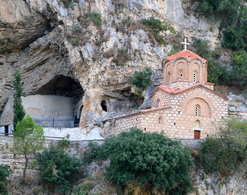 Chram-pravoslavnej-cirkvy-postaveny-v-byzantskom-style-vysoko-v-skalach-nad-mestom-Berat