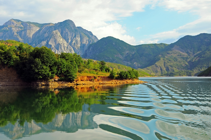 Jazero-Komani-jedinecne-skvost-Balkanu