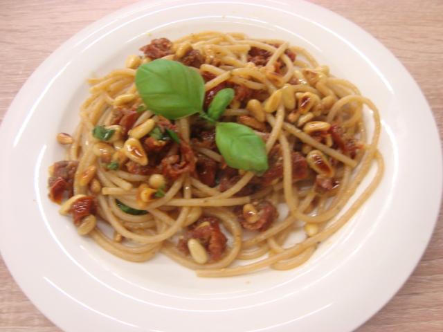 Špagety s píniovými orieškami
