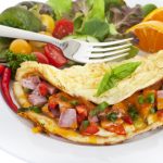 Omeleta s mäsovo-zeleninouvou plnkou