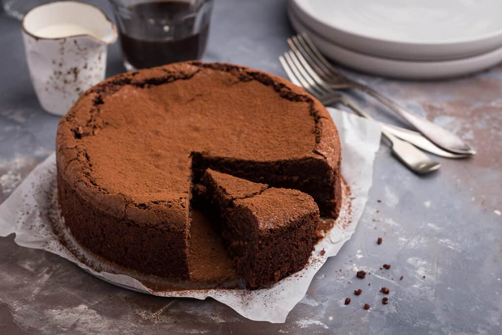 Čokoládový koláč s horkým kakaom