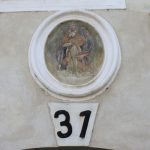 svaty Hurban, Grinzing, emblem nad branou stareho vinohradnického domu „Das alte Haus“, cislo 31.